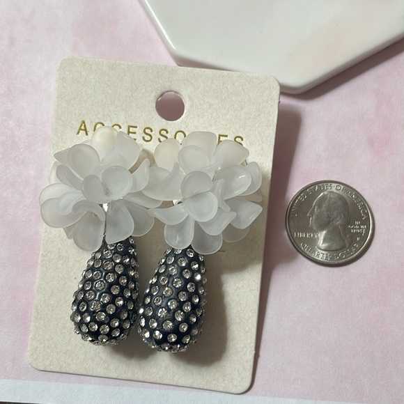 Black Tear Drop Flower Jewel Earrings - Picture 16 of 17